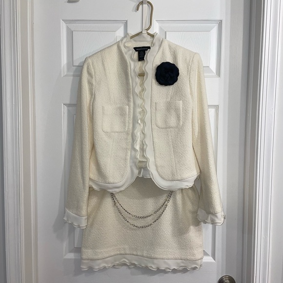 Vintage Victoria's Secret Off White Blazer with Black Floral Detail - Picture 2 of 7